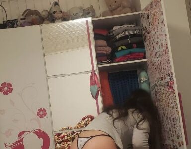 Namorado safado tira fotos escondidas da namorada rabuda e gostosa.
